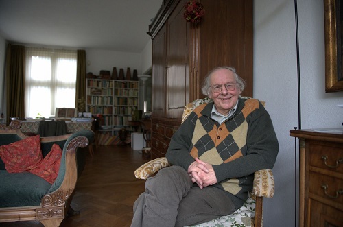 Ayolt Brongers zittend in een stoel in zijn huis
